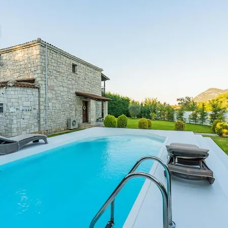 Crown Aphrodite With Private Pool Villa Kamena Vourla