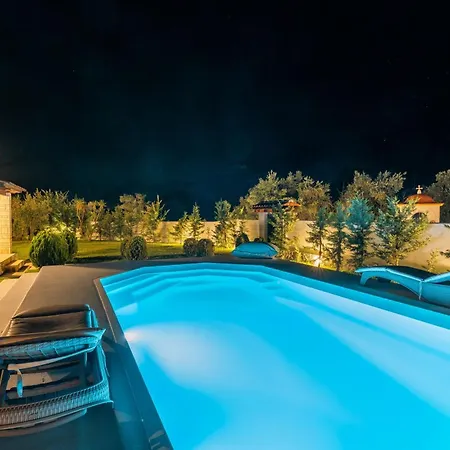 Crown Aphrodite With Private Pool *